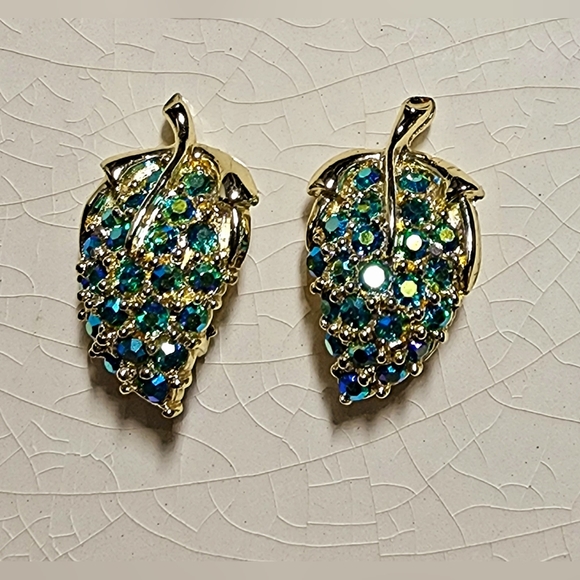 Vintage brilliant green blue Firestone Aurora Borealis grape clip on earrings - Picture 1 of 8